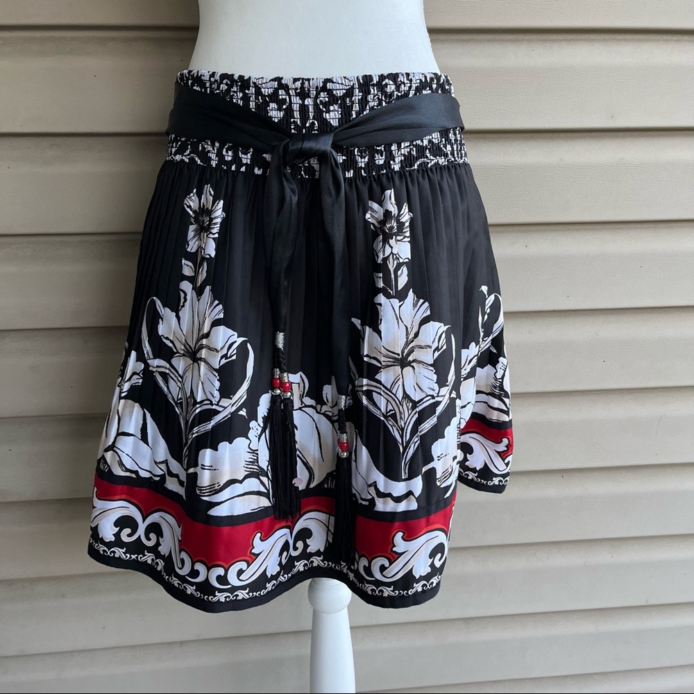 •White House Black Market• Floral Pleated Full Skirt - Size Small